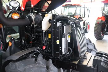 Traktor je osazen osvědčeným čtyřválcovým motorem Zetor o výkonu 110 koní. V motorovém prostoru se nachází pouze pasivní filtr