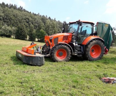 Kromě zmíněných strojů v článku vlastní pan Bolec také žací stroje a obraceč. Veškerá závěsná technika značky Kubota je vyrobena firmou Kverneland. (foto Miroslav Bolec)