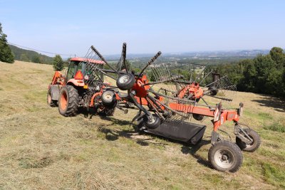 Dvourotorový středový shrnovač Kubota RA2072 Hydro disponuje komfortními prvky, které umožní stroj ovládat pohodlně z kabiny