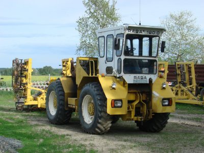 Během vývoje byly zohledněny negativní a pozitivní zkušenosti získané při provozu traktoru Rába-180 