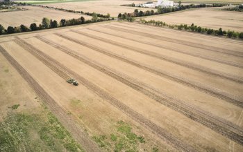 V polovině září se na velké farmě v Sasku-Anhaltsku (Německo) sešlo deset zkušených traktoristů z Německa, Francie, Polska a Dánska