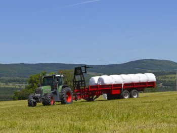 Tím, že se na poli pohybuje pouze souprava složená z traktoru a BMPRO2000, je zamezeno poškozování louky 