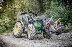 Lesní nástavby z portfolia Agrozet České Budějovice mají dlouholetou tradici. Ochrání traktor i operátora