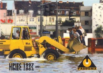 Zajímavá prospektová fotografie nakladače při podvodních v roce 1997. Zdroj foto - tisková zpráva Fadroma Development / fadroma.com.pl 