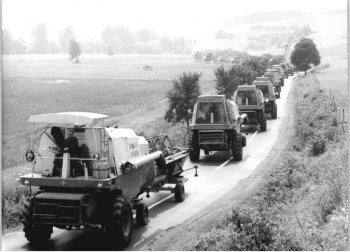  Přesun techniky po silnici v roce 1975. Zdroj foto - Karl Förster 