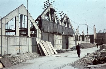 Dne 13. dubna 1944 továrnu zničilo spojenecké bombardování, rekonstrukce trvala až do roku 1948, zdroj foto - commons.wikimedia.org, FORTEPAN / Konok Tamás, CC BY-SA 3.0