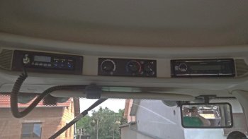  Klimatizace, rádio a vysílačka jsou nahoře na panelu nad řidičem, zbytek je uspořádaný napravo na panelu včetně přehledného displeje. Zdroj foto - Zdeněk Blaha 