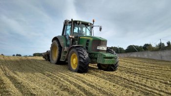  John Deere 6930 Premium při dusání na silážní jámě. Zdroj foto - Zdeněk Blaha 