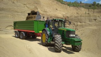  Traktor vozil i stavební materiál. Zdroj foto - Zdeněk Blaha 