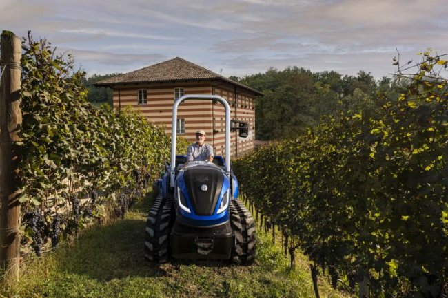  Traktor na metan navržený pro FontanaFredda byl vyvinut na základě pásového viničního traktoru New Holland. Zdroj foto - tisková zpráva FPT Industrial / CNH Industrial 