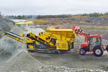 Traktor Goldoni plní drtič Keestrack K3. Zdroj foto - tisková zpráva Keestrack