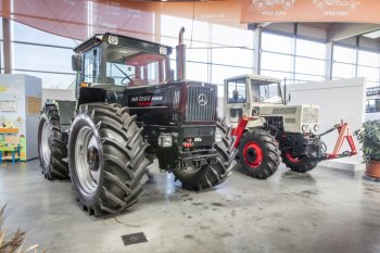 Mercedes-Benz MB-trac 1800 intercooler. Nejvýkonnější MB-trac debutoval v roce 1990. Poslední z vrcholných modelů ve speciální „Black Edition“ je od roku 2006 součástí stálé expozice v Muzeu Unimog v Gaggenau. Vpravo od něj můžeme vidět úplně první MB-trac v šedo-červeném zbarvení. Zdroj foto - tisková zpráva Mercedes-Benz