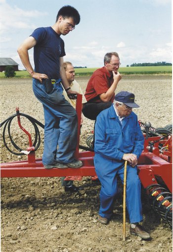  Rune Stark, Mats Tobiason, Gert Heimersson a Lars Hannell diskutují o novém prototypu generace NZ v roce 1998. Zdroj foto - tisková zpráva Väderstad 