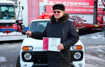  Vítěz z Omské oblasti s klíči k úplně novému vozu. Zdroj foto - Jurij Leontjev 