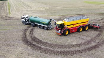  Kompaktní konstrukce a řízená náprava OMSI činí z nového modelu Vredo VT7138-3 obratný stroj schopný rychlého otáčení na souvrati pole. Zdroj foto - tisková zpráva Vredo 