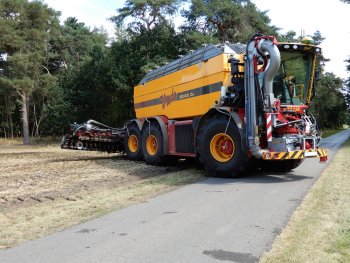  Novinkou je větší rozměr nasávacího ramene umístěného před kabinou, jež slouží pro plnění nádrže. Zdroj foto - tisková zpráva Vredo 