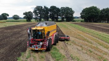  Na přání může být stroj vybaven nádrží o objemu 25 000 litrů spolu se systémem FlexTank, jehož prostřednictvím lze objem flexibilně navýšit o dalších 7 000 litrů. Zdroj foto - tisková zpráva Vredo 