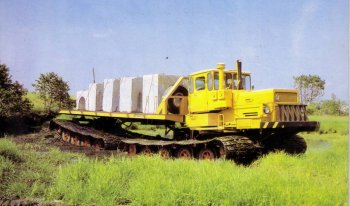 BT361А-01 s nákladem na plošině při překonávání bažiny. Zdroj foto - Jurij Leontjev