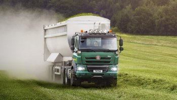 Tatra ve spolupráci se svým dealerem společností PARMA servis s.r.o. v roce 2013 představila tahač zemědělských návěsů Tatra Phoenix 6x6, který vyvinula ve spolupráci s Rolnickou společností Lesonice a.s. Zdroj foto - tisková zpráva Tatra Trucks