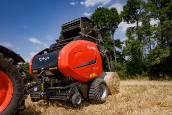  Kubota nabízí lisy na kulaté balíky s pevnou i variabilní komorou