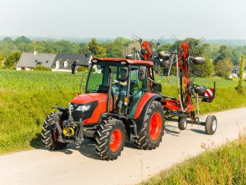 Gregor a syn nabízí vážným zájemcům možnost zapůjčení traktorů a jejich vyzkoušení ve vlastních podmínkách. Na fotografii model Kubota M4003
