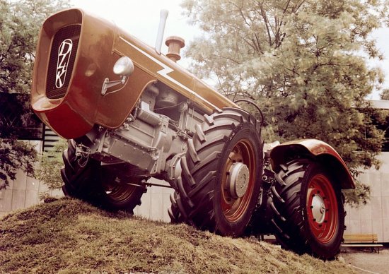 Traktor DUTRA v celé své kráse. Zdroj foto - Gergò Juhász