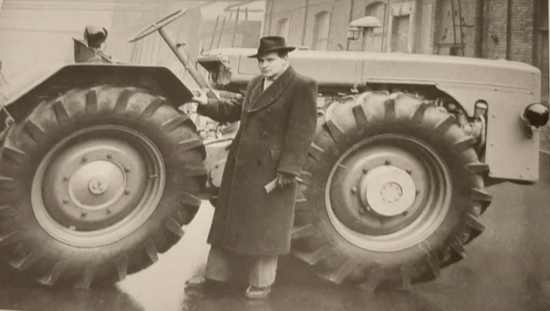 Hlavní konstruktér Ing. Alfred Pappa před prvním prototypem D-4K-70 (1960). Zdroj foto - Gergò Juhász