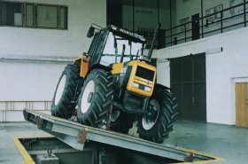 Jak se testovaly traktory v 90. letech? V mnohém nastavily bezpečnostní standardy traktory Zetor