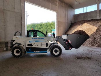 Elektrický teleskopický manipulátor vychází z řady 6.26. Pracovat dokáže 6 hodin na jedno nabití. Zdroj foto - tisková zpráva Faresin