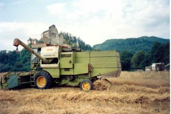 První poskytované služby probíhaly sklizňovými mlátičkami a samojízdnými řezačkami. Zdroj foto - Ing. Jiří Mikuláštík ml. 