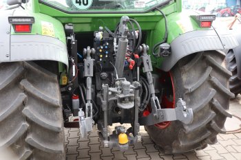 Tříbodový závěs dokáže připojené nářadí odlehčit a přenést jeho hmotnost na traktor Zdroj foto - Milan Jedlička