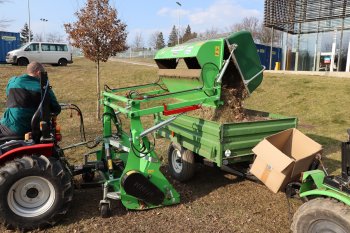 I když se prodává i verze bez zdvihatelného koše, na Kraví hoře se rozhodli pro hydraulické vyklápění koše do výšky 185 cm. Zdroj foto - Milan Jedlička