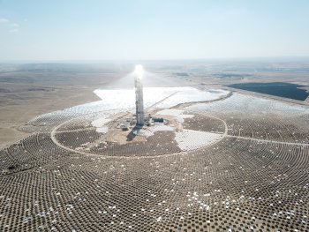 Proud v elektrárně vyrábějí i po setmění, protože část tepla se ukládá do zásobníku roztavené soli, která funguje jako baterie. Zdroj foto - tisková zpráva Fermupe