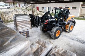 Doosan uvádí na trh nové kolové nakladače Doosan DL220-7 a Doosan DL250-7