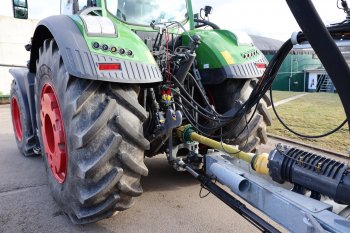 Propojení s traktorem je řešeno přes závěsový systém K80 s nuceným řízením K50. Zdroj foto - Milan Jedlička