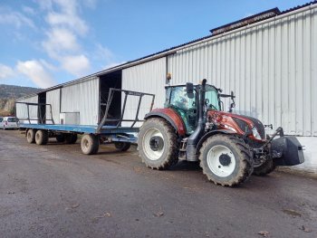 Farma Tichý je věrným uživatelem traktorů New Holland. Ve strojovém parku proto nechybí ani tento speciální model. Za ním se nachází přepravník MOLČÍK. Zdroj foto - Mgr. Liliana Geisselreiterová