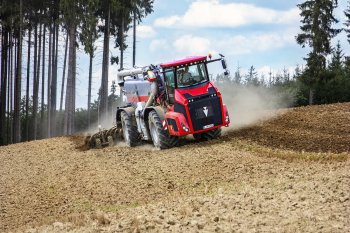 Oproti nejvýkonnějším aplikátorům na trhu jsou modely Terra Variant obratnější, disponují spolehlivějším pohonem, nižší spotřebou paliva, a navíc jim nedělá problém jízda v kopcovitém terénu. Zdroj foto - tisková zpráva Holmer