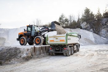 Výkon kolových nakladačů DL220-7 a DL250-7 zajišťuje nový šestiválcový motor Doosan DL06V splňující požadavky normy Stage V a poskytující výkon 119 kW (162 k), respektive 128 kW (174 k).  Zdroj foto - tisková zpráva Doosan