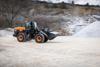 Systém LIS (Systém odpružení ramene) poskytuje plynulejší jízdu a vyšší komfort obsluhy, stejně jako vyšší produktivitu díky lepší stabilitě při pohybu kolového nakladače. Zdroj foto - tisková zpráva Doosan