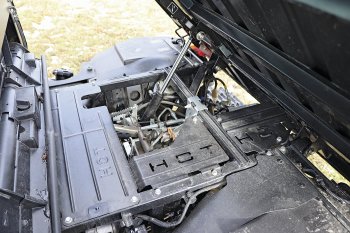 Kubota RTV-X1110 je vybavena sklopnou korbou, motor se nachází pod ní. Zdroj foto - Milan Jedlička