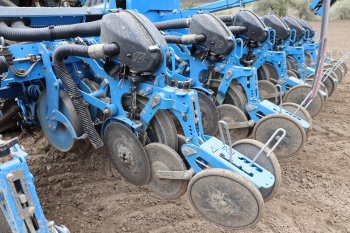 Výsevní jednotky jsou umístěny na hydraulicky sklopném rámu. Azurit založí porost kukuřice, sóji, hrachu, čekanky i řepky, a to i do meziplodin. Zdroj foto - Milan Jedlička