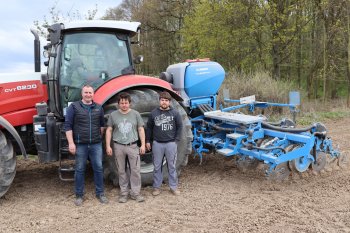 Zleva Ing. Martin Stecovič z firmy AgriMachines, Milan Jelínek a jeho syn – obsluha stroje. Zdroj foto - Milan Jedlička