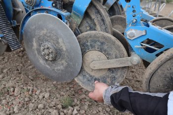 Přímo za botkou je umístěn pogumovaný kotouč, který zajistí optimální kontakt osiva s půdou. Zdroj foto - Milan Jedlička