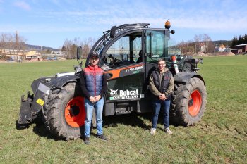 Zleva - Bc. Jakub Kraus z Agriten Trutnov a Michal Macoun, mechanizátor a obsluha stroje.  Zdroj foto - Milan Jedlička