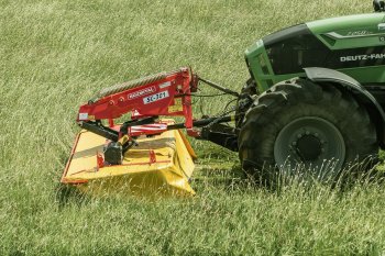 Lišta čelně neseného žacího stroje je nadlehčována pomocí originálních válcových a vinutých pružin s optimálním průměrem a celý stroj disponuje i příčným kopírováním.