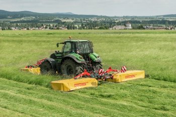 Kopírování a nadlehčování, konkrétně u diskové žací trojkombinace složené z čelně neseného žacího stroje SC a vzadu nesených žacích strojů SM, podle majitele funguje velmi dobře.