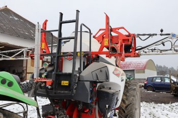 Majiteli se kromě snadného přístupu k pracovní zóně líbí i přístup k hornímu otvoru do nádrže přes plošinu s žebříkem a vhodně umístěný stavoznak proplachovací nádrže.  Zdroj foto - Milan Jedlička