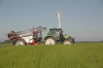 Postřikovač má nízkou váhu a těžiště, což mu propůjčuje výjimečnou schopnost manévrovatelnosti. Zdroj foto - tisková zpráva Kuhn