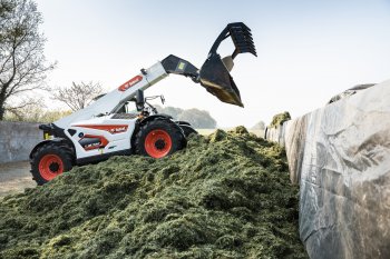  Nově přidaný čtvrtý režim nazývaný „semi-crab“ umožňuje obsluze udržet zadní kola v požadované poloze a řídit stroj pouze předními koly. Zdroj foto - tisková zpráva Bobcat