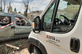 Olomoucký závod JUTA materiálně pomohl tornádem zasaženým obcím